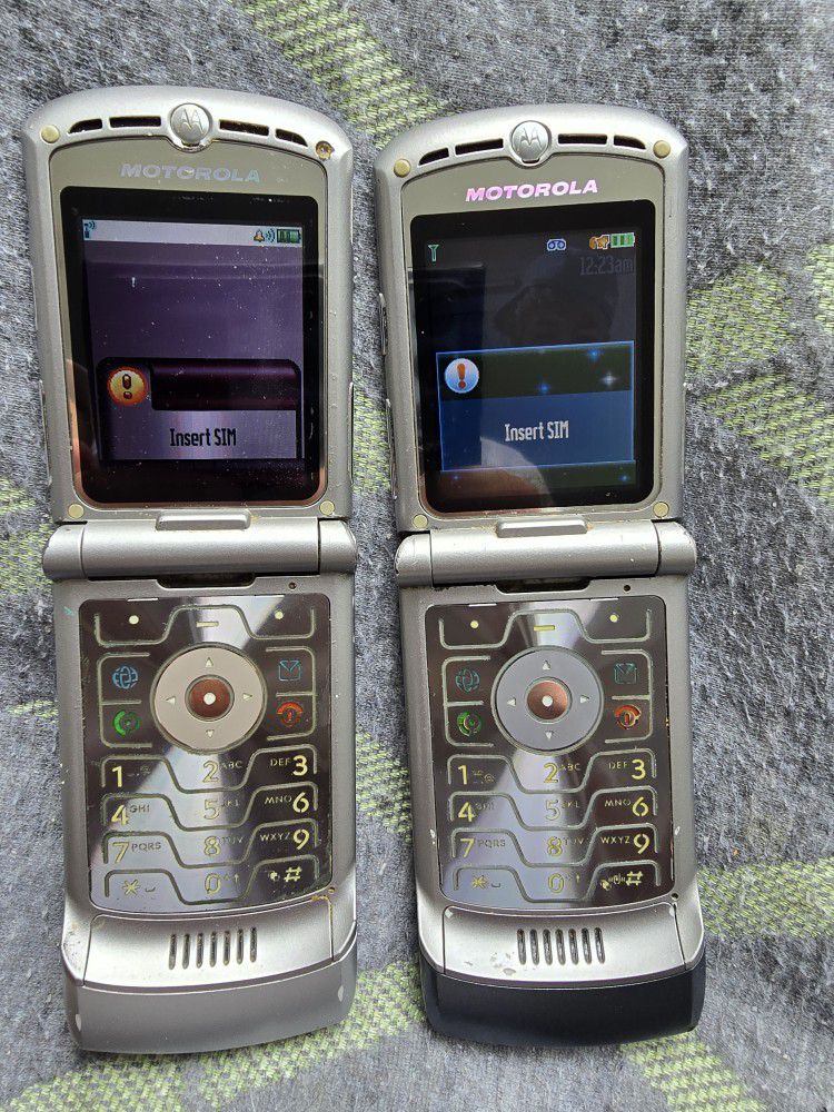 2 Motorola RAZR V3 Phones With Chargers And Extra Battery