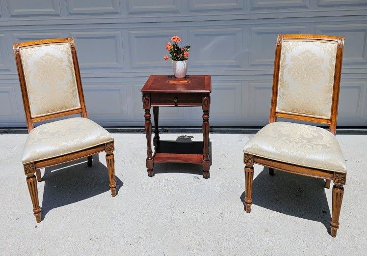 Beautiful WOOD Side TABLE + 2 CHAIRS