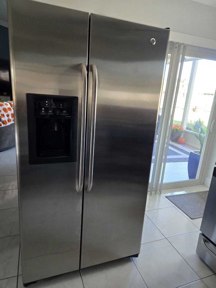GE SIDExSIDE REFRIGERATOR/FREEZER