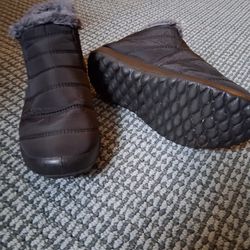 Winter Boots Woman's Size '37 (Perhaps That Means 7) 