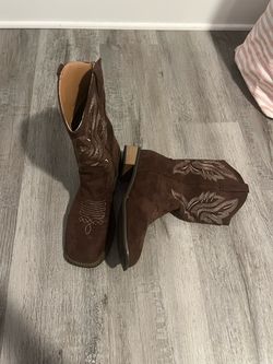 Women’s square-toe cowgirl boots