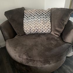 Swival Chair Like New 