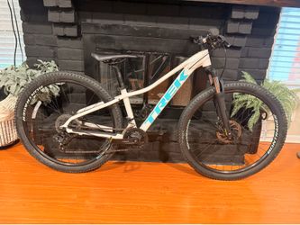 27.5” Trek Marlin 5 Mountain Bike - XS Frame