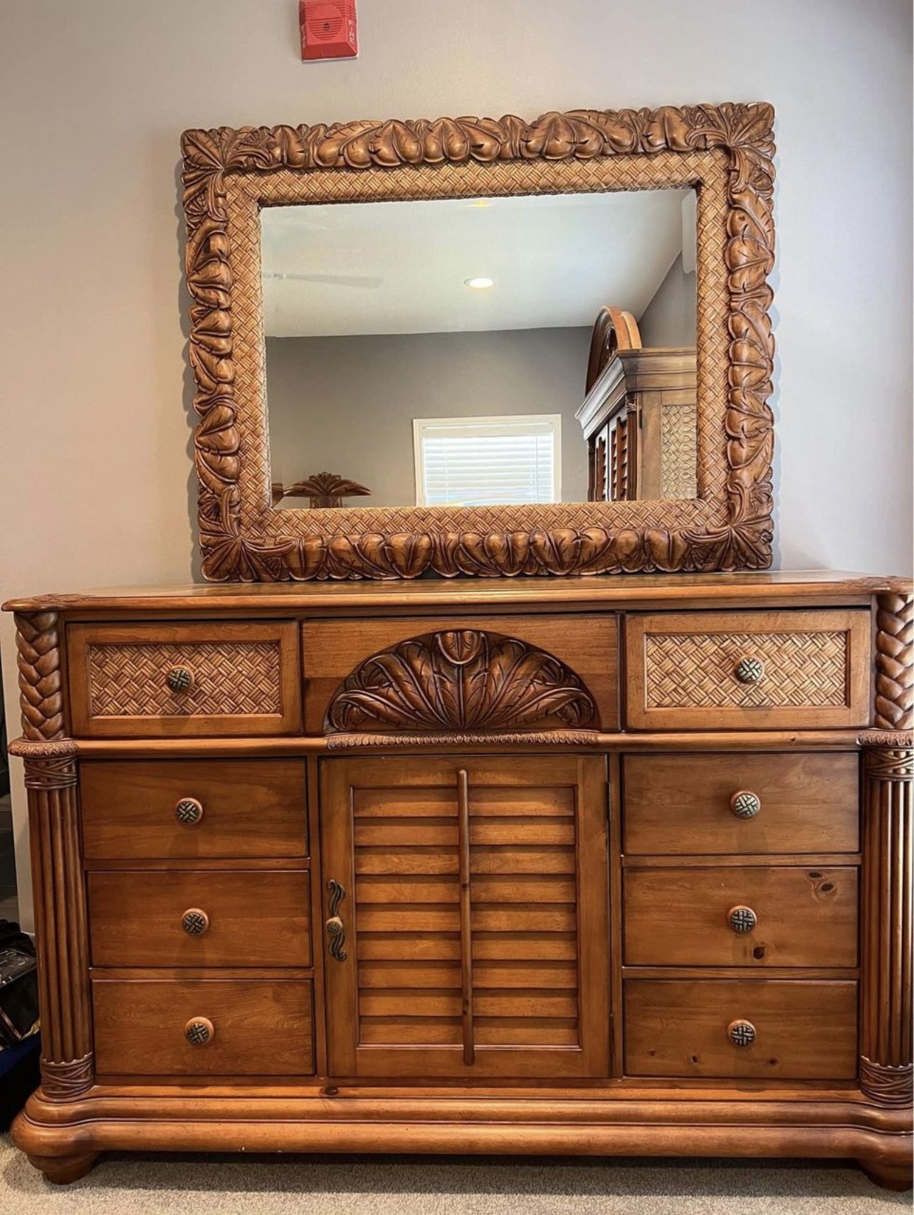 Beautiful Tommy Bahama Style Bedroom Set ( Deliver Available) 