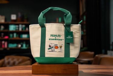 Only 1 left 80$ new Starbucks snoopy mini tote with zipper