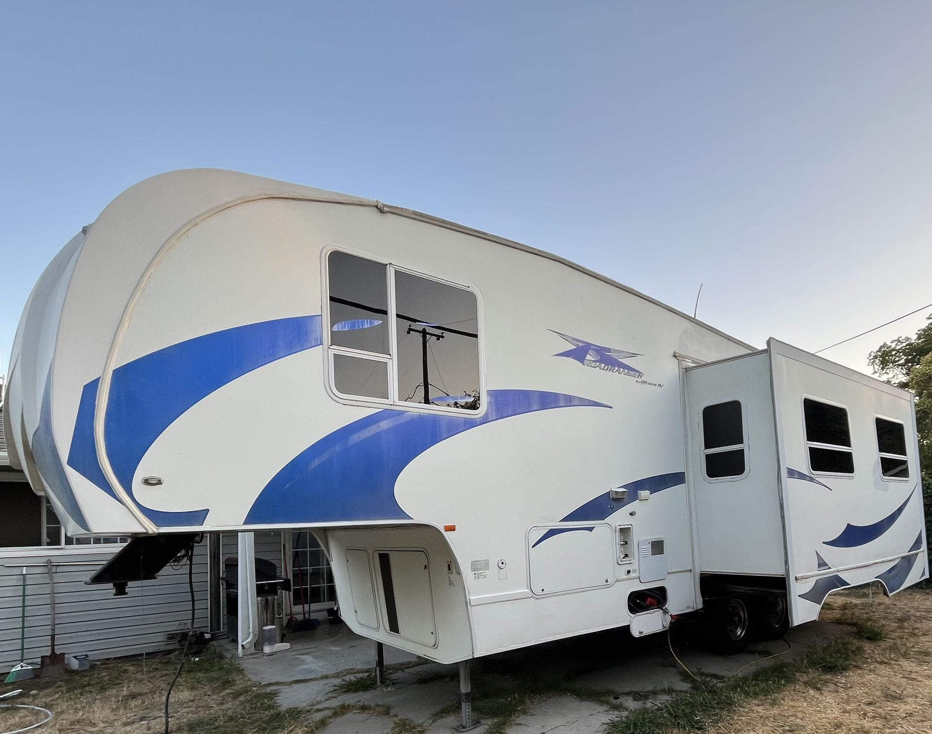 2010 ROAD RANGER 5TH WHEEL TRAVEL   TRAILER WITH SLIDE OUT 29-FOOT