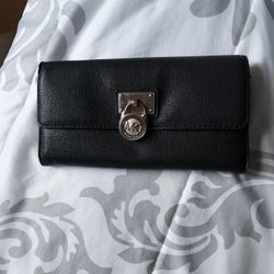 MICHAEL KORS CLUTCH BLACK PURSE$$10.00