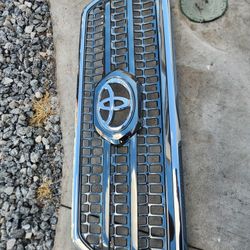 NEW 2016-2018 Toyota Tacoma Front Grill Assembly & Emblem 53114-04170 OEM