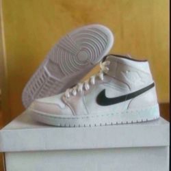 Nike Air Jordan 1 Mid Womens Size 12/ 10.5 Mens Brand New 