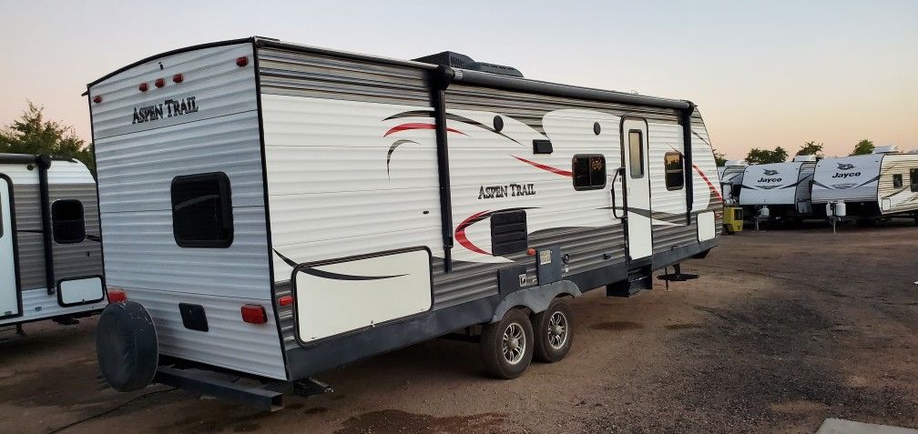 2017 Aspen Trail 28ft trailer with bunks and slide out sleeps 10