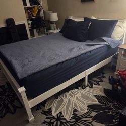 White Farmhouse Style Queen Bed With Matress 