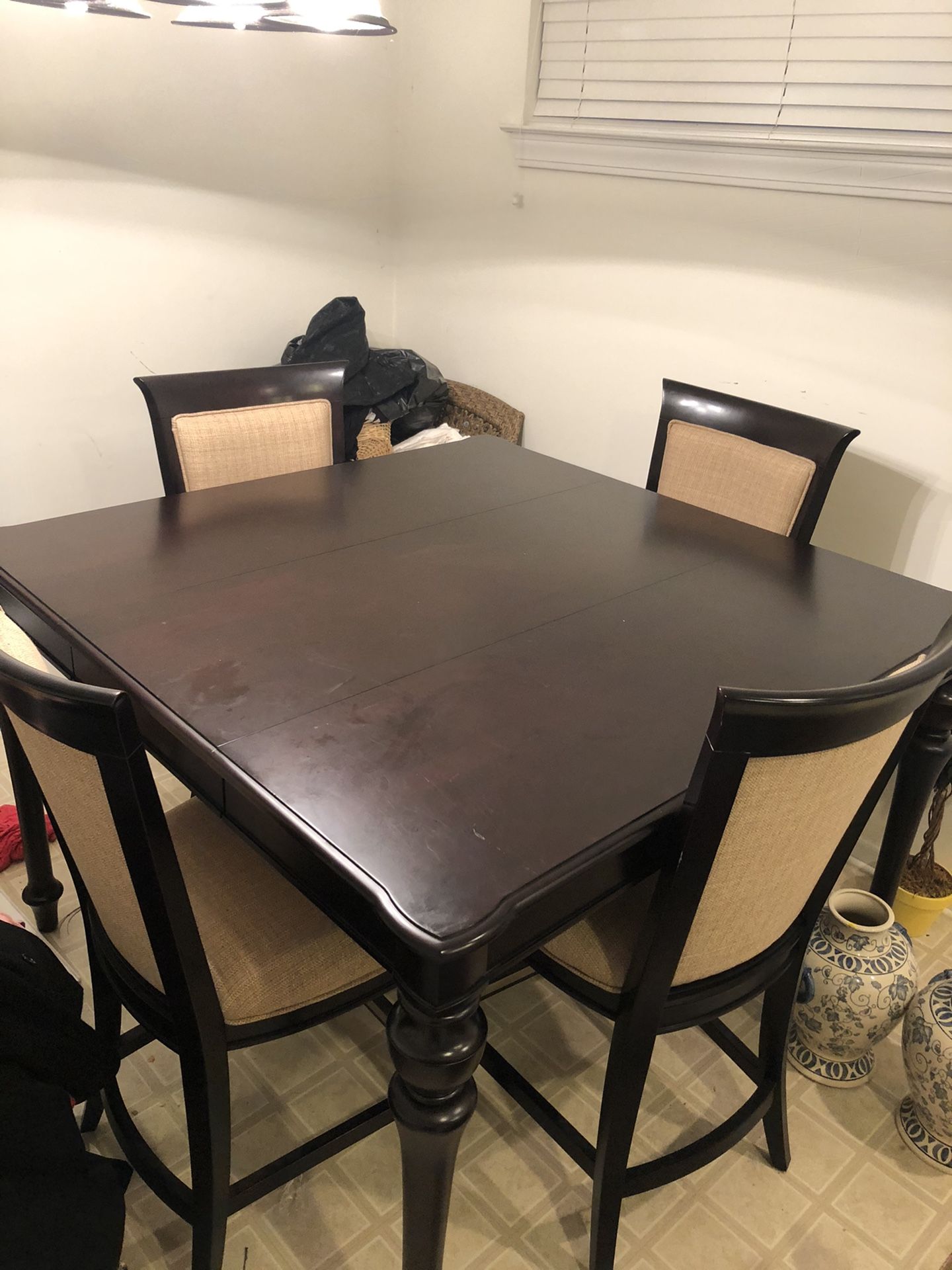 Moving sale-Haverty’s dining set - like new!