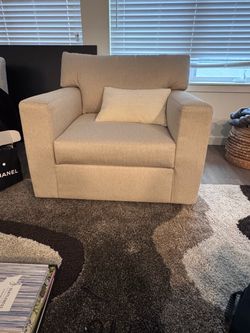Living Spaces Oversized Swivel Chair – Excellent Condition