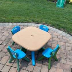 Kids Yard Table With 4 Chairs 