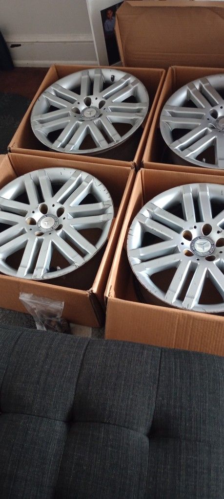 (contact info removed) Mercedes Benz C 300 4 Matic Wheels Rings