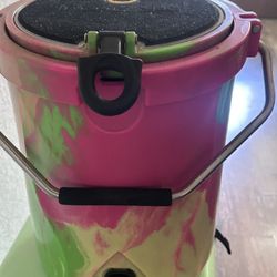 BrüMate BrüTank Backpack Cooler – Neon Dream