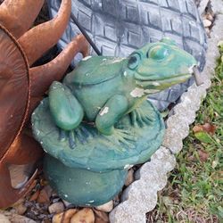 Rustic Concrete Frog Spitter For Pond Or Pool