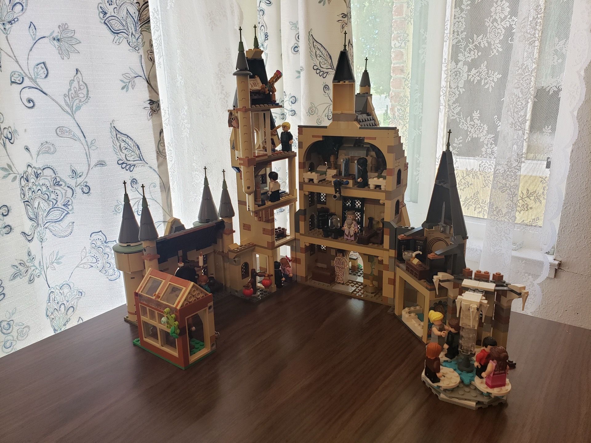 LEGO Harry Potter Hogwarts Castle and Minifigs