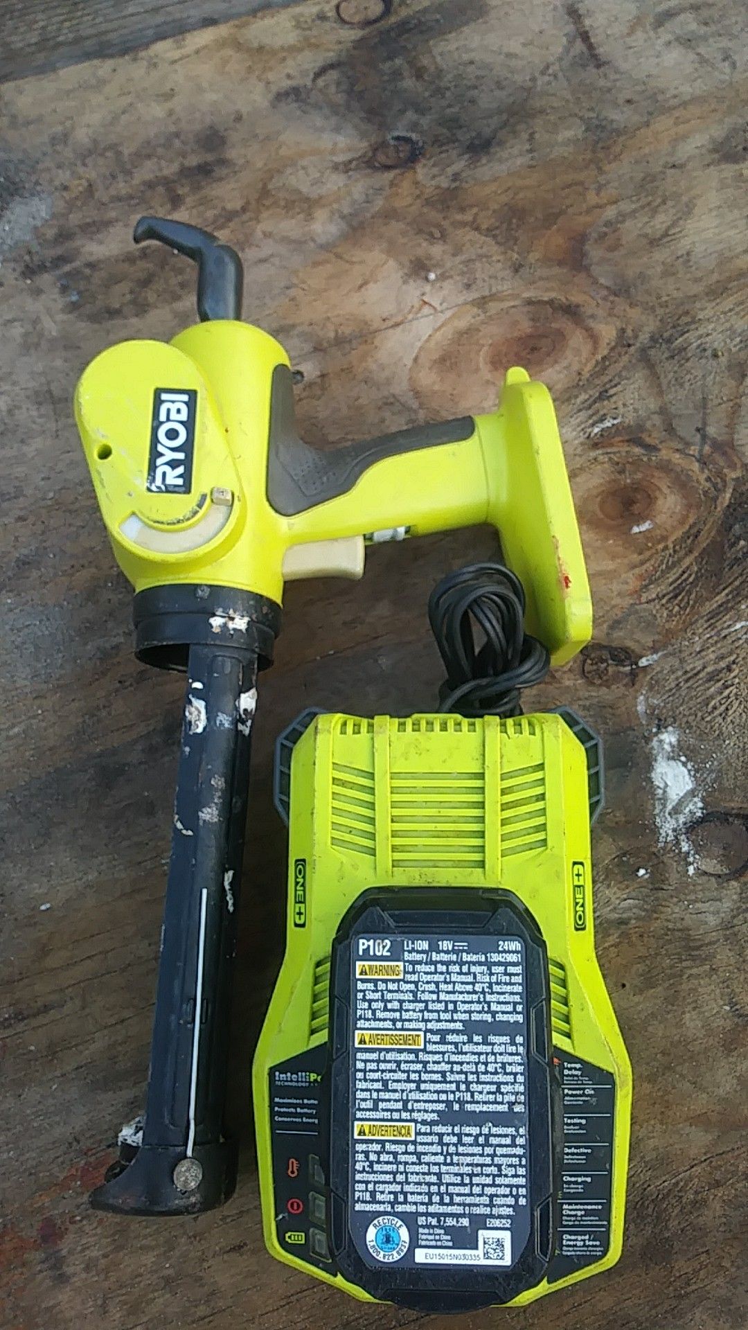Pistola de coquin RYOBI. 18 V con la bateria y cargador