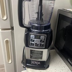 Ninja blender with two cups—one is brand new and working perfectly.