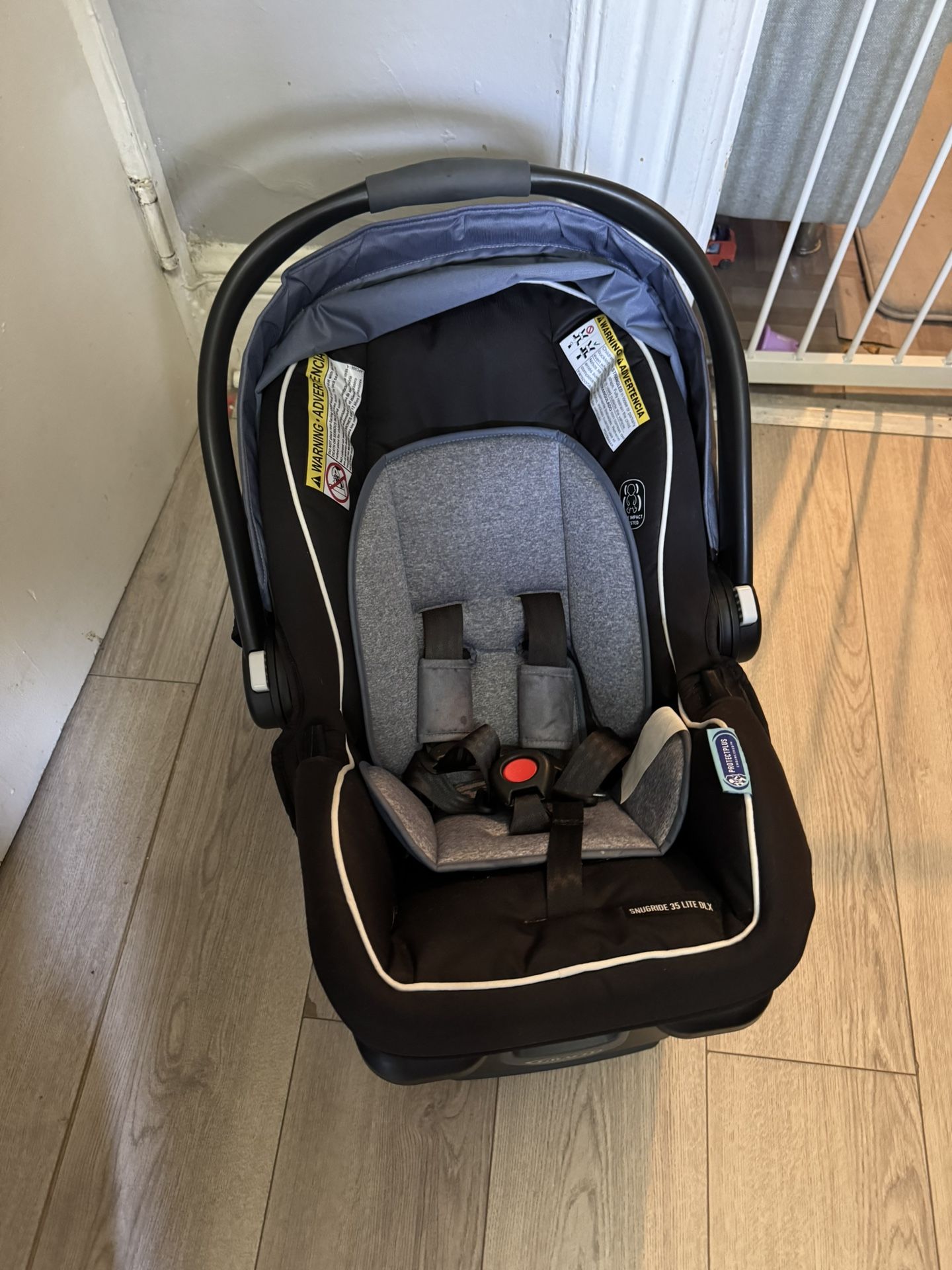 Graco snugride 35 lite dlx Infant car seat - pick up NYC
