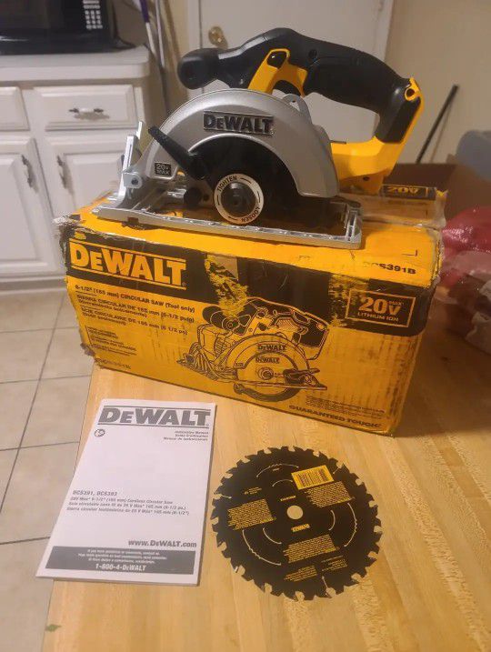 $100 FIRM PRICE DEWALT DCS391B 20V MAX Cordless Brushless 6-1/2 in. Circular Saw (Tool Only)