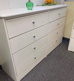 Eight drawers dresser