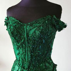 This gorgeous dress is designed to make you shine!!! Green Emerald dress /Size Small or Medium