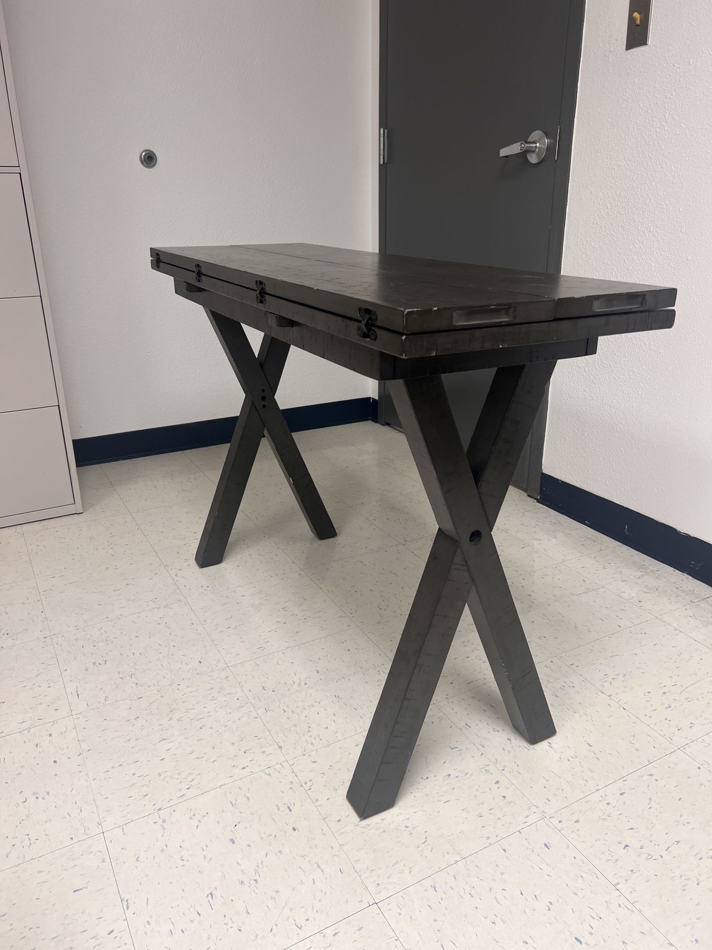 Table with Foldable Leaves