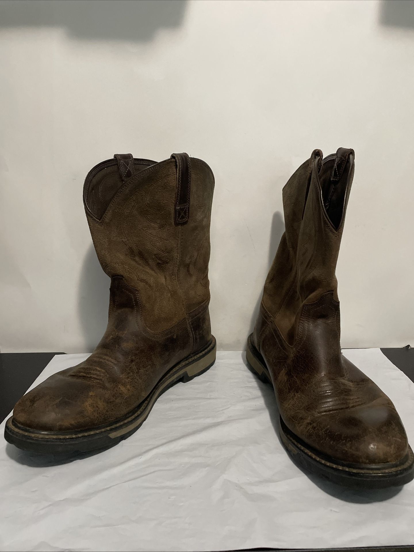 Ariat Men’s Brown Leather Work Boots ASTM F2892-17 EH Size 13EE Back Has Glue Look at all pictures to see the back damage