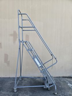 Step rolling ladder