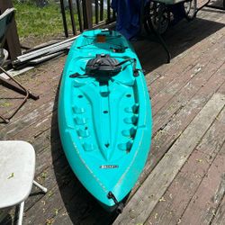 8’ Daylite Kayak w/paddles