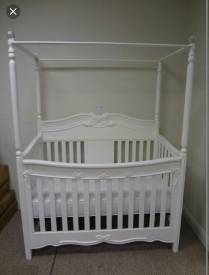 Disney Princess Crib and matching dresser