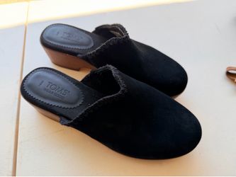 Tom’s black clogs