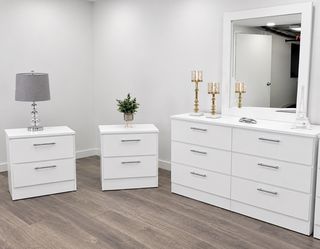 Dresser whit mirror and 2 nightstands -  Cómoda con espejo y 2 mesitas de noche