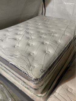 Cal king size mattress pillow top new