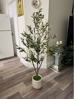 Pretty artificial plant Olive 🫒 tree with tall planter ! Brand new
