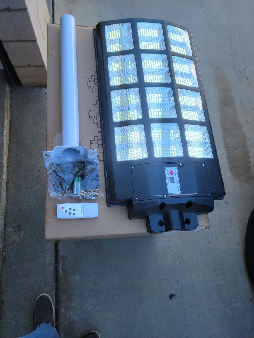 1000 Watts Solar Street Light Come With Remote Control And Post