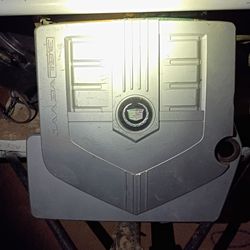 Engine cover to a Cadillac CTS 3.6 l V6 VVT