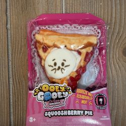 NIB  Ooey Gooey Le Goo Bakery Squooshberry Pie Set with Toppings