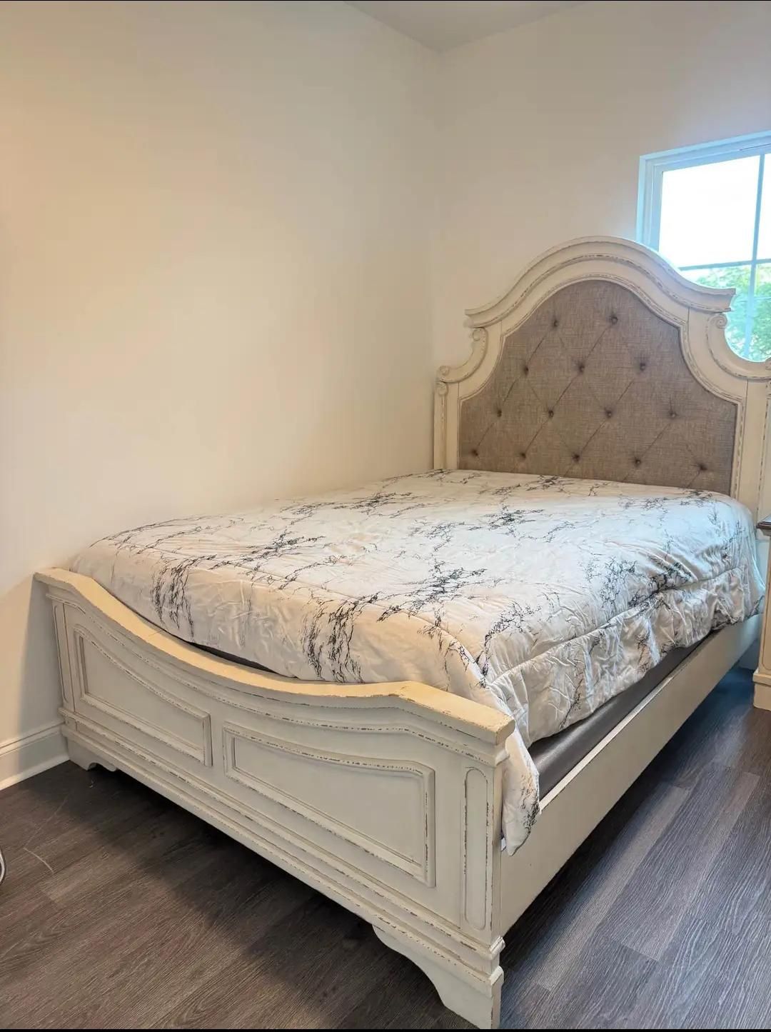 $10 Down finance TOTAL $2149 Realyn chipped Bedroom Set Queen Bed King Bed chest and mattres option