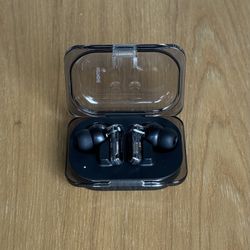 Nothing Ear (a) noise cancelling ear buds/ head phones in great condition!