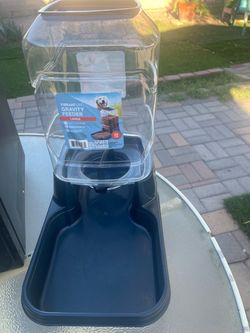 Dog gravity feeder