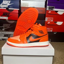 Jordan 1’s / Crimson Orange / Size 10W/8.5m