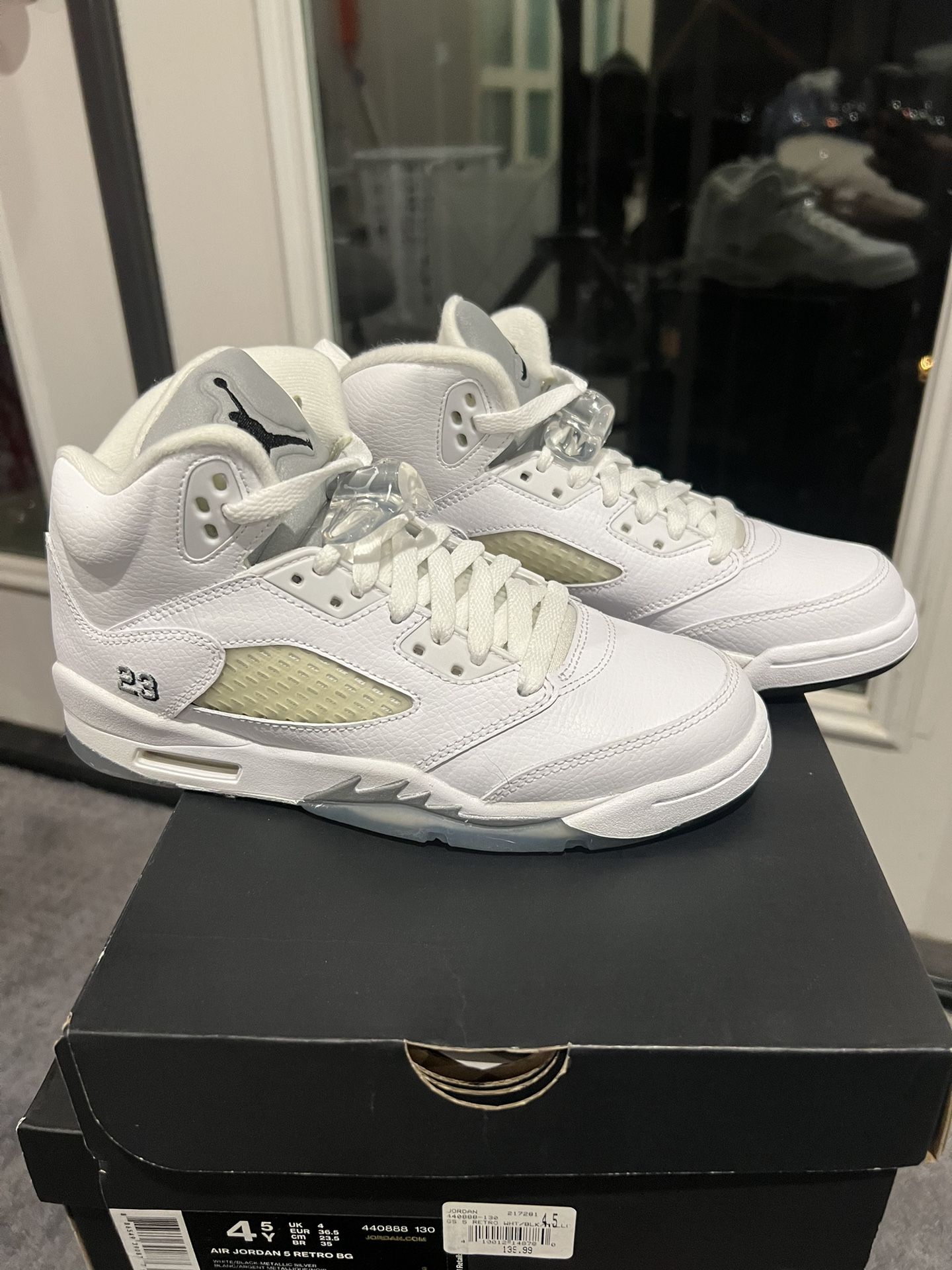 (GS) 2015 JORDAN RETRO 5 METALLIC WHITE for Sale in La Habra Heights, CA -  OfferUp