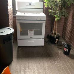Brand New Stove For Sell Nothing Is Wrong With It It Works I Paid For This Stove At My Old House Nd Took It With Me When I Moved In My New House