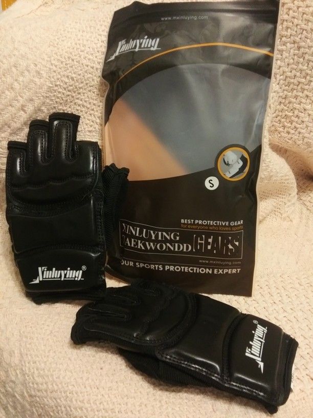 Taekwondo Gloves Size Small.