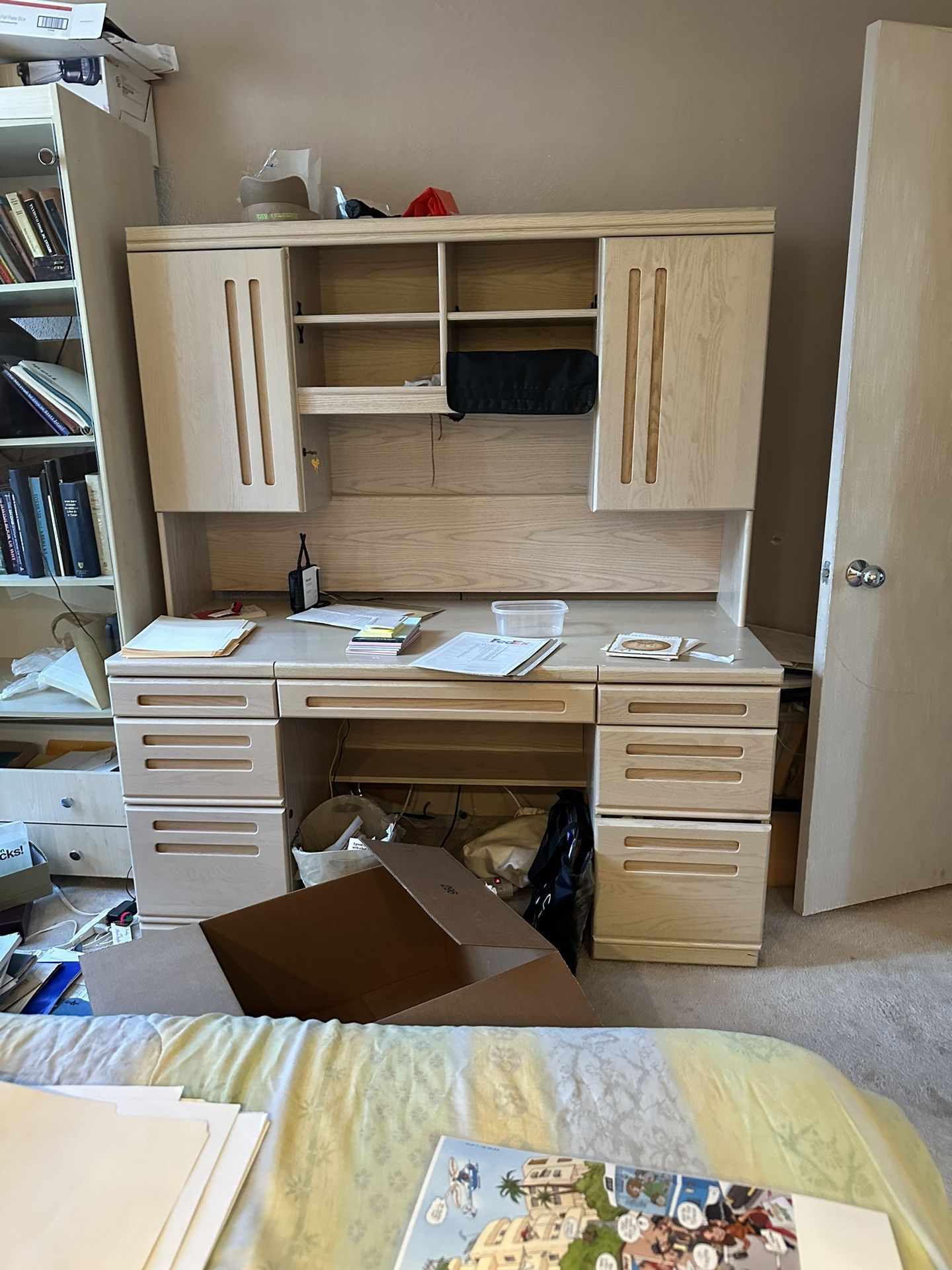 Mirror, desk And Lamp