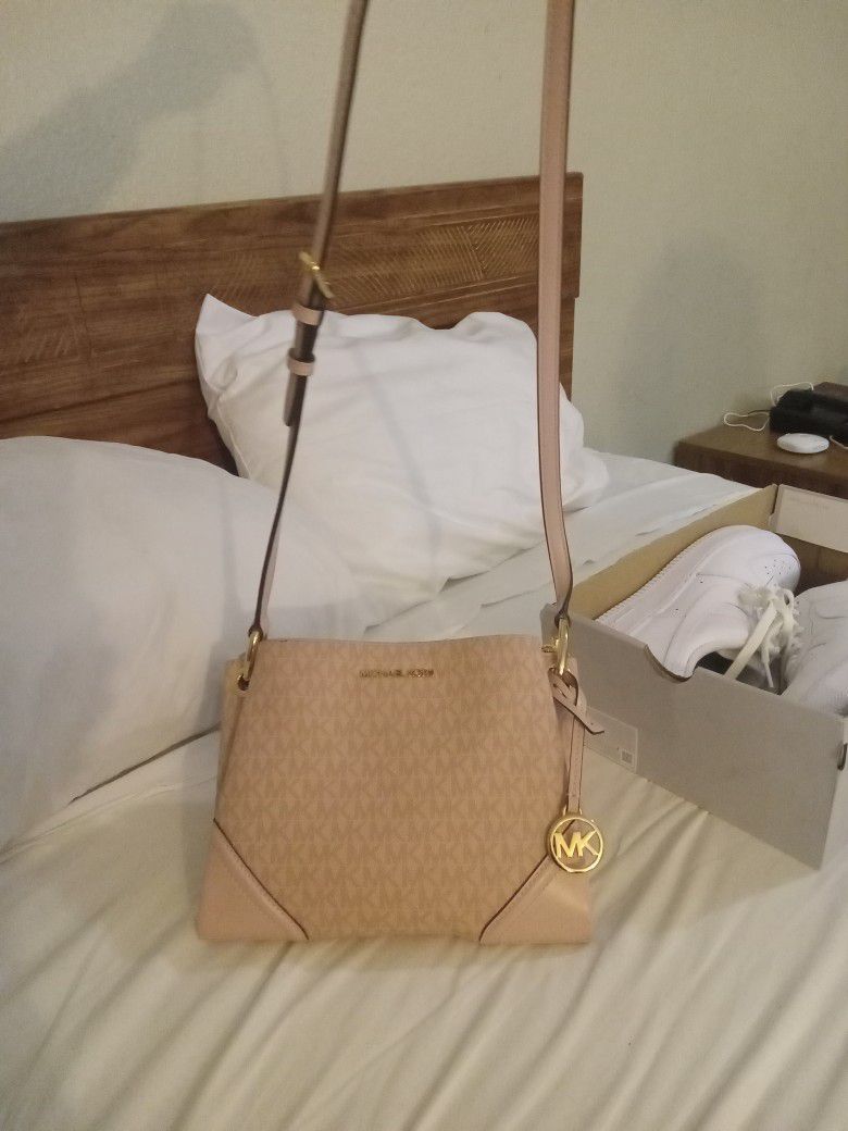Jet Set Large Saffiano Leather Crossbody Bag from Michael Kors for Sale in  Montclair, CA - OfferUp