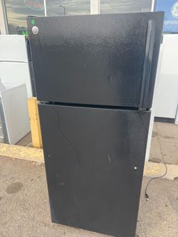 GE black top freezer refrigerator , missing bottom handle -free delivery